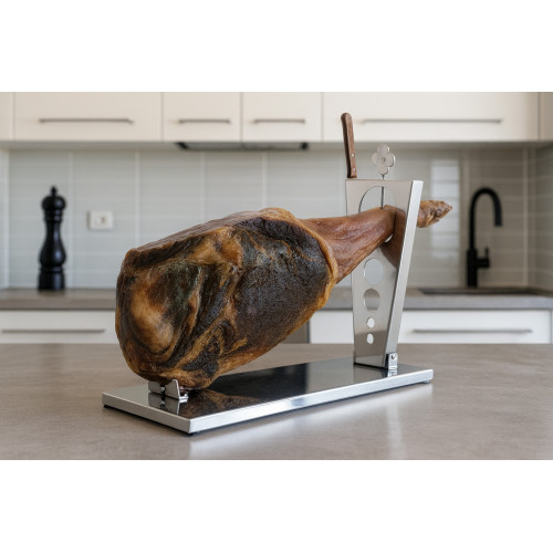 Supporto per prosciutto ZEN in acciaio inox con prosciutto su piano cucina moderno
