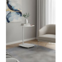 Mesita auxiliar con ruedas EVI blanca como mesa lateral junto a butaca